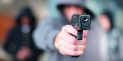 Person mit gezogener Waffe