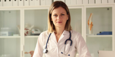 Gericht spricht Lohnfortzahlung zu: Ärztin bestätigt Krankschreibung ­