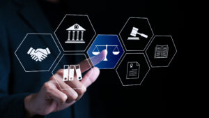 Mann tippt auf ein Icon zum Thema Recht