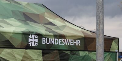 Pazifistischer Tramfahrer muss Bundeswehr-Werbung akzeptieren